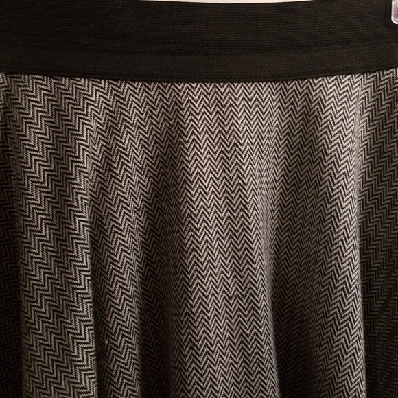 Chevron print mini skirt - Picture 2 of 2